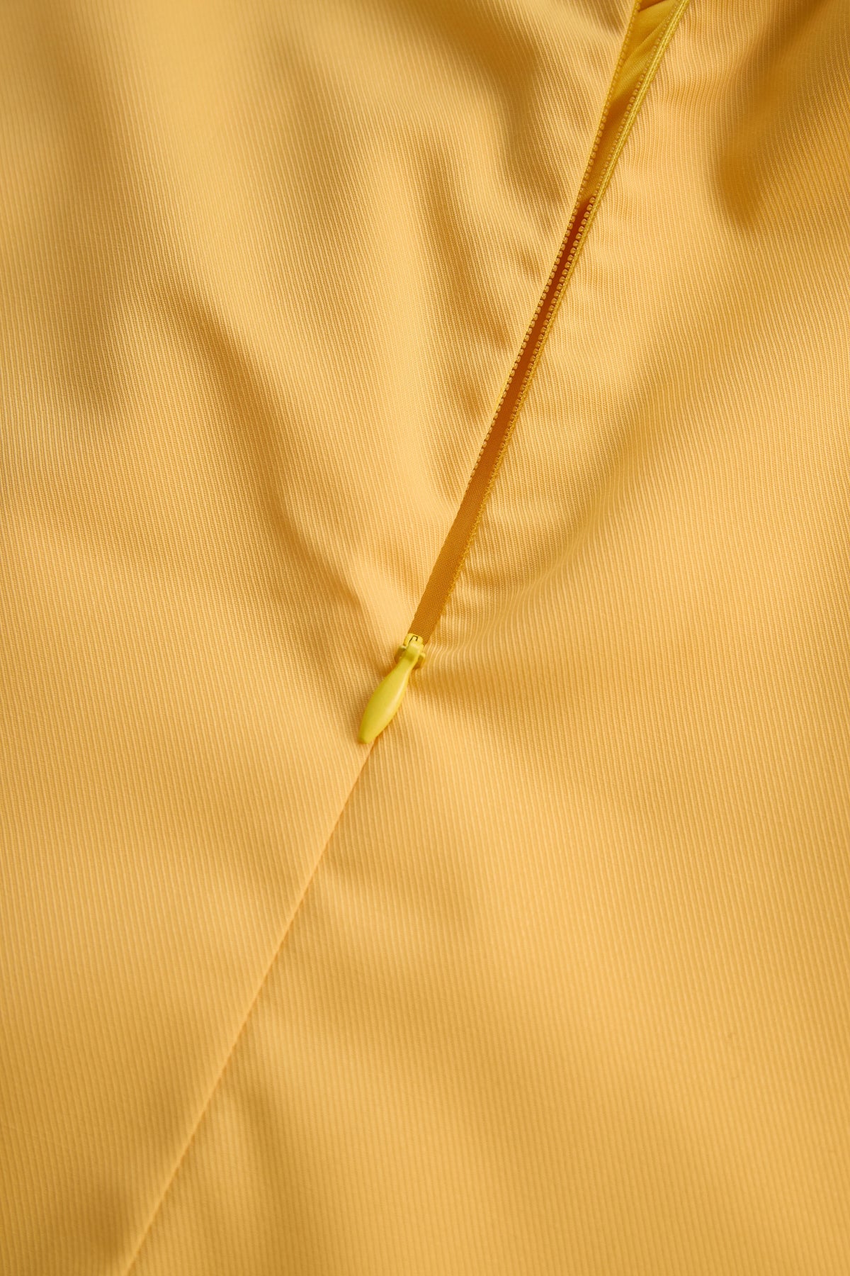 Stylish Sleeveless Halter Blouse with Neck Tie Detail